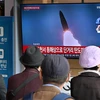Truyền thông Hàn Quốc đưa tin về một vụ phóng tên lửa của Triều Tiên, tại Seoul ngày 28/10. (Ảnh: AFP/TTXVN)