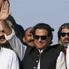 Cựu Thủ tướng Pakistan Imran Khan (giữa) tại một cuộc míttinh ở Islamabad. (Ảnh: AFP/TTXVN)