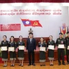 Đại diện Đại sứ quán Việt Nam tại Lào chụp ảnh lưu niệm với các học viên lớp tiếng Việt cơ bản khóa 5 tại buổi lễ. (Ảnh: Phạm Kiên/TTXVN)