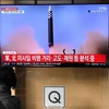 Truyền thông Hàn Quốc tại Seoul đưa tin về vụ phóng tên lửa của Triều Tiên. (Ảnh: AFP/TTXVN)