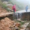 Tuyến đường bêtông từ Trạm y tế xã Sơn Dung (Sơn Tây) đi thôn Gò Lã bị sạt lở nghiêm trọng sau mưa. (Ảnh: Phạm Cường/TTXVN)