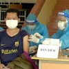 Lực lượng y tế tiêm vaccine phòng COVID-19 ở Sóc Trăng. (Ảnh: Trung Hiếu/TTXVN)