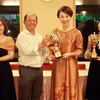 Ông Phan Trung Hiếu, Chủ tịch VGAJ, trao giải cho các vận động viên nữ. (Ảnh: TTXVN phát)