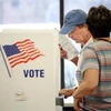 Cử tri bỏ phiếu sớm bầu cử giữa nhiệm kỳ tại Orlando, Florida (Mỹ). (Ảnh: AFP/TTXVN)