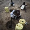 Người dân cố gắng múc nước từ đáy sông khô cạn ở Turkana, Kenya. (Ảnh: AFP/TTXVN)