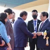 Quan chức cấp cao Campuchia đón Thủ tướng Phạm Minh Chính tại sân bay quốc tế Pnom Penh. (Ảnh: Dương Giang/TTXVN)