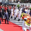 Thủ tướng Phạm Minh Chính đến đặt vòng hoa tại Đài Độc lập. (Ảnh: Dương Giang/TTXVN)
