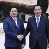 Thủ tướng Vương quốc Campuchia Samdech Techo Hun Sen và Thủ tướng Phạm Minh Chính tại lễ đón. (Ảnh: Dương Giang/TTXVN)