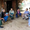 Tổ Công tác của xã Tà Tổng, huyện Mường Tè thăm hỏi gia đình ông Mùa Nọ Lòng, bản Giàng Ly Cha, xã Tà Tổng. (Ảnh: Hoàng Thùy Oanh/TTXVN)
