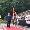 Thủ tướng Phạm Minh Chính và Thủ tướng New Zealand Jacinda Ardern duyệt đội danh dự Quân đội nhân dân Việt Nam. (Ảnh: Dương Giang/TTXVN)