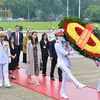 Thủ tướng New Zealand Jacinda Ardern đặt vòng hoa và vào Lăng viếng Chủ tịch Hồ Chí Minh. (Ảnh: Minh Đức/TTXVN)