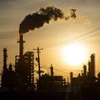 Khói thải bốc lên từ một nhà máy lọc dầu ở Houston, Texas, Mỹ. (Ảnh: AFP/TTXVN)