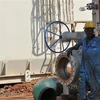 Công nhân làm việc tại cơ sở lọc dầu ở Sudan. (Ảnh: AFP/TTXVN)