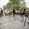 Người dân xếp hàng chờ xét nghiệm COVID-19 tại Bắc Kinh, Trung Quốc. (Ảnh: THX/TTXVN)