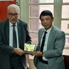 Phó Giáo sư, Tiến sỹ Nguyễn Ngọc Hà tặng biểu trưng của Tạp chí Cộng sản cho Tổng Bí thư Đảng Cộng sản Ai Cập Salah Adly. (Ảnh: Vietnam+)