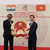 Đại sứ Nguyễn Thanh Hải (phải) trao Quốc huy cho ông Saurin Dilipbhai Shah. (Ảnh: Ngọc Thúy/TTXVN)