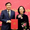 Trưởng ban Tổ chức Trung ương Trương Thị Mai (phải) trao quyết định của Bộ Chính trị điều động, chỉ định ông Trần Quốc Cường giữ chức Bí thư Tỉnh ủy Điện Biên nhiệm kỳ 2020-2025. (Ảnh: Xuân Tiến/TTXVN)