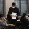 Các thí sinh tham gia kỳ thi đại học tại Seoul, Hàn Quốc, tháng 11/2021. (Ảnh: Yonhap/TTXVN)
