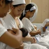 Các bà mẹ chăm sóc trẻ sơ sinh tại bệnh viện ở Manila, Philippines. (Ảnh: AFP/TTXVN)