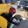 Bơm xăng cho xe ôtô. (Ảnh: AFP/TTXVN)