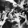 Các đại biểu dự Đại hội toàn quốc thống nhất Việt Minh-Liên Việt nhiệt liệt chào mừng Chủ tịch Hồ Chí Minh tới dự Đại hội (tháng 3/1951). (Ảnh: TTXVN)