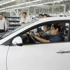 Thủ tướng Phạm Minh Chính lái thử ôtô do Hyundai Thành Công sản xuất, lắp ráp. (Ảnh: Dương Giang/TTXVN)