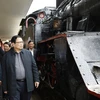 Thủ tướng Phạm Minh Chính tham quan hiện vật đầu máy xe lửa tại khu Di tích Lịch sử-Văn hóa Quốc gia Ga Đà Lạt. (Ảnh: Dương Giang/TTXVN)