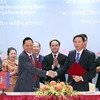 Ông Vũ Hoài Bắc (phải), Trưởng ban Ban Tôn giáo Chính phủ (Bộ Nội vụ Việt Nam), và ông Chhit Sokhon (trái), Bộ trưởng Bộ Lễ nghi-Tôn giáo Campuchia ký Thỏa thuận hợp tác trong lĩnh vực tôn giáo giai đoạn 2022-2026. (Ảnh: Xuân Khu/TTXVN)