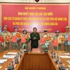 Thượng tướng Hoàng Xuân Chiến trao Quyết định của Chủ tịch nước cho 7 sỹ quan.