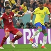 Pha tranh bóng giữa tiền đạo Brazil Neymar (phải) và đối thủ Serbia Dusan Tadic. (Ảnh: AFP/TTXVN)