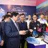 Thủ tướng Phạm Minh Chính thăm gian trưng bày sản phẩm công nghệ, nông nghiệp, thủ công, dịch vụ của các tỉnh vùng Đông Nam bộ. (Ảnh: Dương Giang/TTXVN)