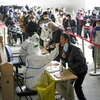 Nhân viên y tế lấy mẫu xét nghiệm COVID-19 cho người dân tại Bắc Kinh, Trung Quốc. (Ảnh: Kyodo/TTXVN)