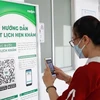 Người dân quét mã QR đặt lịch hẹn khám bệnh tại Bệnh viện Da liễu Thành phố Hồ Chí Minh. (Ảnh: Đinh Hằng/TTXVN)