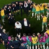 Huấn luyện viên trưởng đội tuyển Australia Graham Arnold (giữa) ăn mừng cùng các học trò sau khi tiếng còi kết thúc trận đấu với Đan Mạch vang lên. (Ảnh: AFP/TTXVN)
