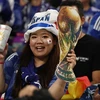 Cổ động viên Nhật Bản cổ vũ đội nhà trong trận lượt cuối bảng E gặp Tây Ban Nha ở Qatar. (Ảnh: AFP/TTXVN)