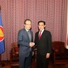 Đại sứ Nga Đặng Minh Khôi chúc mừng Quốc khánh Cộng hòa Dân chủ Nhân dân Lào. (Ảnh: Quang Vinh/TTXVN)