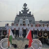 Sỹ quan Lữ đoàn 167 thăm quan, hiệp đồng với sỹ quan tàu Hải quân Ấn Độ. (Ảnh: TTXVN phát)