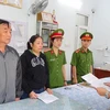 Cơ quan Cảnh sát điều tra Công an tỉnh thi hành lệnh bắt bị can để tạm giam đối với 2 đối tượng Hoàng, Nguyên. (Nguồn: Báo Quảng Nam)