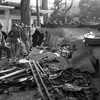 Xác máy bay B52 của giặc Mỹ bị quân dân Thủ đô bắn rơi hồi 23h ngày 27/12/1972 tại thành phố Hoàng Hoa Thám. (Ảnh: Minh Trường/TTXVN)
