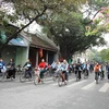 Các đại biểu và người dân Thủ đô đạp xe quanh hồ Hoàn Kiếm. (Ảnh: Nguyễn Cúc/TTXVN)