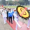 Ủy viên dự khuyết Trung ương Đảng, Bí thư thứ nhất Trung ương Đoàn Bùi Quang Huy cùng các đại biểu vào Lăng viếng Chủ tịch Hồ Chí Minh. (Ảnh: Minh Đức/TTXVN)