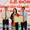 Phó Chủ tịch UBND tỉnh Kiên Giang Nguyễn Lưu Trung (trái) trao chứng nhận cho Hội Sản xuất nước mắm Phú Quốc. (Nguồn: Báo Kiên Giang)