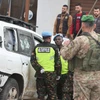 Các thành viên quân đội Liban và lực lượng gìn giữ hòa bình của Liên hợp quốc (UNIFIL) đứng cạnh chiếc xe chở binh sỹ Ireland bị thiệt mạng trong một cuộc Tuần tra gìn giữ hòa bình của Liên hợp quốc. (Nguồn: Reuters)