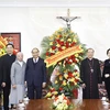 Chủ tịch nước Nguyễn Xuân Phúc tặng hoa chúc mừng Toà Tổng Giám mục Hà Nội Tổng giáo phận Hà Nội. (Ảnh: Thống Nhất/TTXVN)