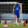 Cầu thủ Karim Benzema của đội tuyển Pháp trong buổi tập luyện tại sân vận động Jassim-bin-Hamad ở Doha, Qatar. (Ảnh: AFP/TTXVN)
