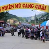 Chợ phiên Mù Cang Chải thu hút đông đảo đồng bào các dân tộc của huyện Mù Cang Chải và du khách đến tham quan, trải nghiệm, mua sắm. (Ảnh: Việt Dũng/TTXVN)