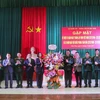 Tổng giám đốc TTXVN Vũ Việt Trang tặng hoa chúc mừng Sư đoàn 304. (Ảnh: Tuấn Đức/TTXVN)