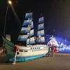 Tiết mục diễn diễu đường phố với biểu tưởng đặc trưng của thành phố di sản tại Carnaval Hạ Long 2022. (Ảnh: Thanh Vân/TTXVN)
