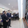 Thủ tướng Phạm Minh Chính nghe giới thiệu về Trung tâm Nghiên cứu và Phát triển (R&D) của Samsung. (Ảnh: Dương Giang/TTXVN)