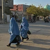 Phụ nữ di chuyển trên đường phố tại tỉnh Badghis, Afghanistan. (Ảnh: AFP/TTXVN)